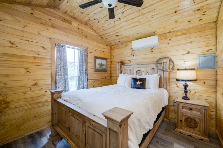 Vino Tramonto Cabin Rentals Cabernet Bedroom 1 768x512