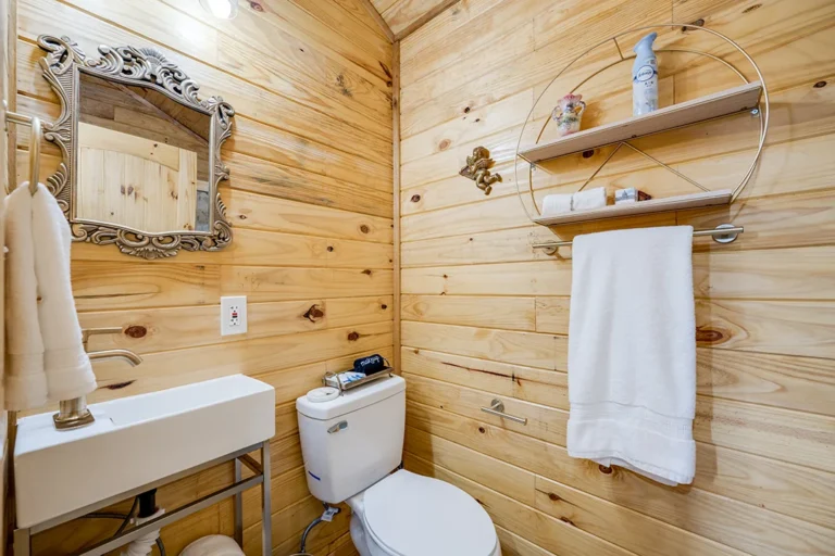 Vino Tramonto Cabin Rentals Prosecco Bath 1 768x512